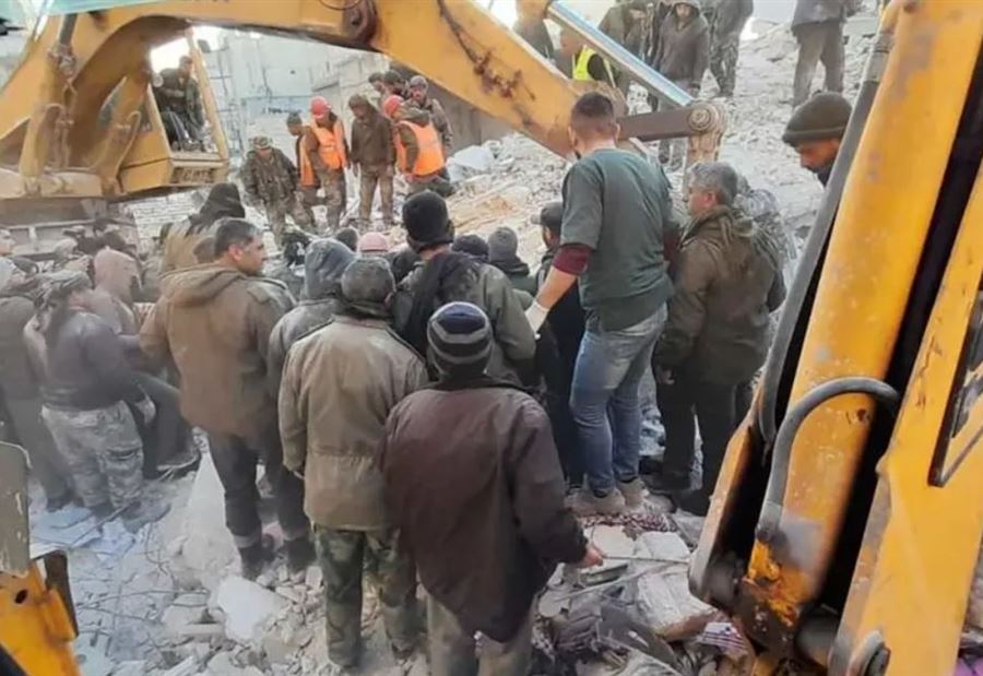 يضم 7 عائلات... إنهيار مبنى على رؤوس ساكنيه في حلب (صور)