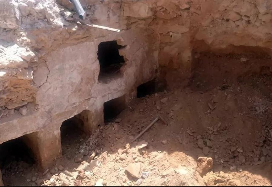 هندي يخرج من القبر بعد أن دفن حيًّا
