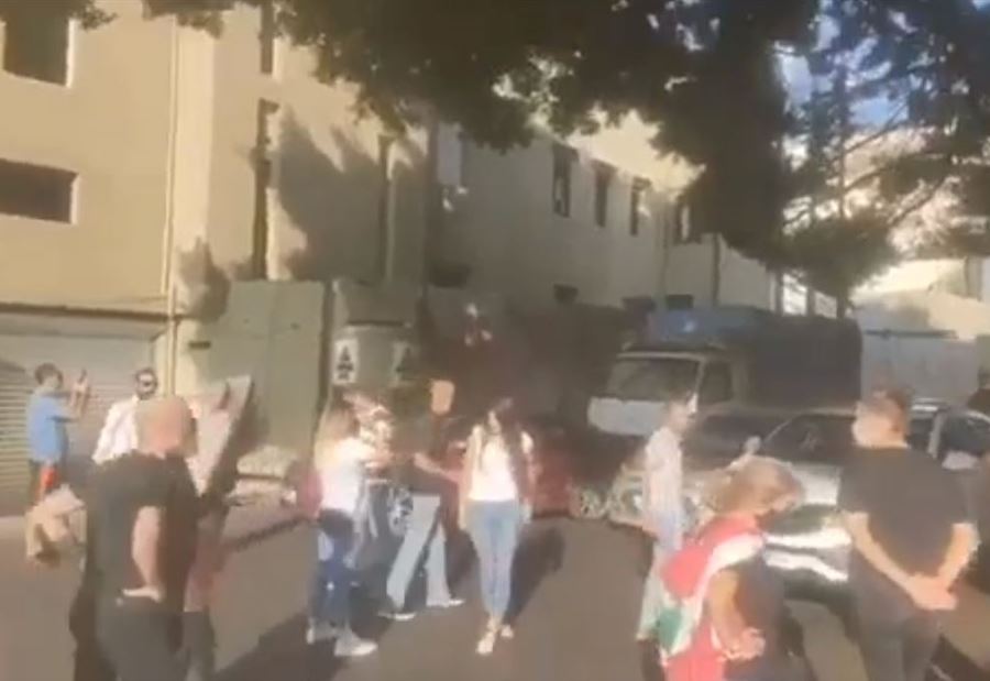 بالفيديو: الثوار يَقطعون طريق الصيفي في بيروت