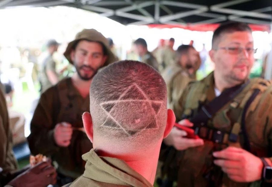 يلعبون كرة القدم ويسبحون... سلوكيّات جنود إسرائيليين "تثير القلق"