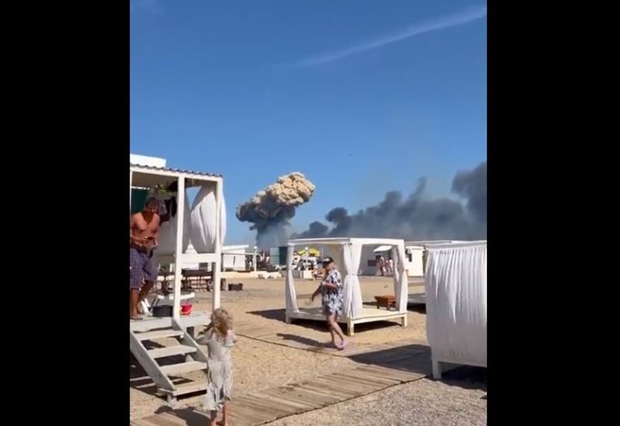 إنفجار كبير في قاعدة جوية روسية بالقرم (فيديو)