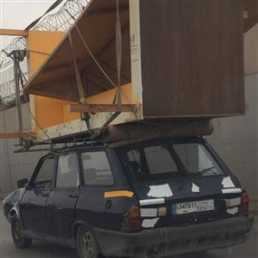 بالصورة: منزل متحرك على طريق المطار بالصورة: منزل متحرك على طريق المطار