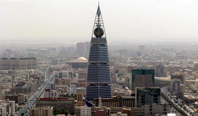 السعودية.. إعادة المكافآت والبدلات وتمديد إجازة العيد