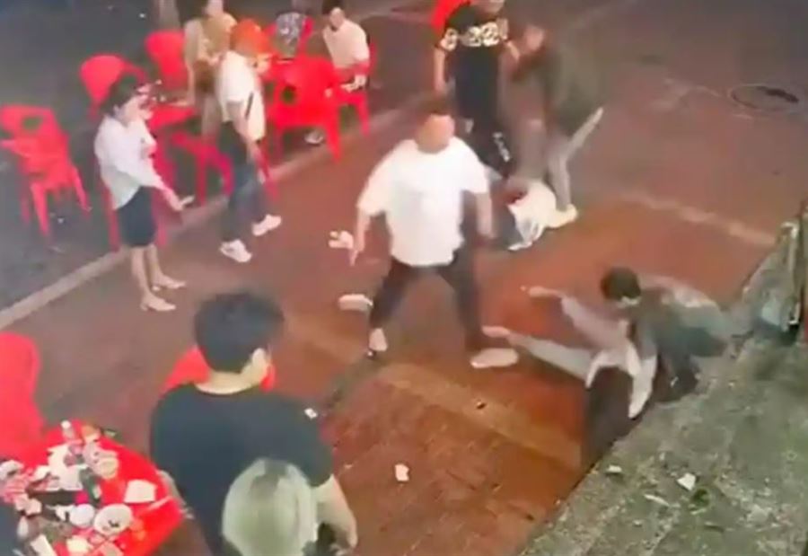 اعتداء "وحشي" على سيدات في مطعم يفجّر غضبا في الصين! (فيديو)