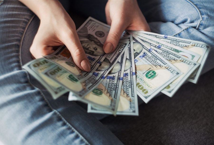 الدولار... سوقٌ "سوداء" تنشطُ بدعمٍ سياسي