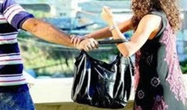 بعد انتشار فيديو له ينشل سيّدة في الزلقا.. واجهته وتعرفت عليه!