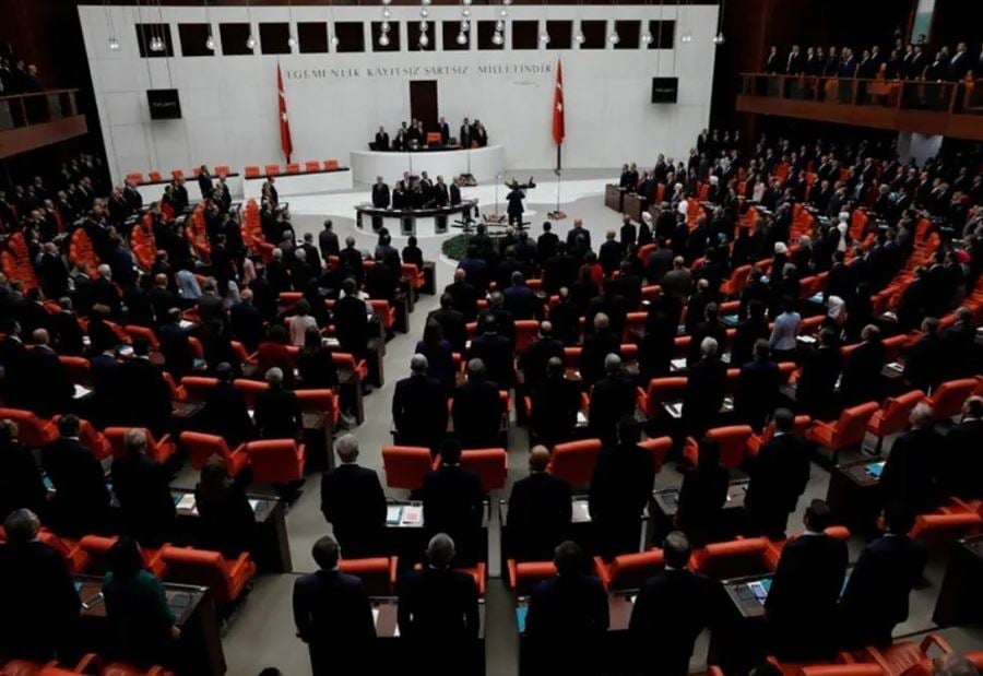 حلاق البرلمان يعلن ترشحه للانتخابات في تركيا