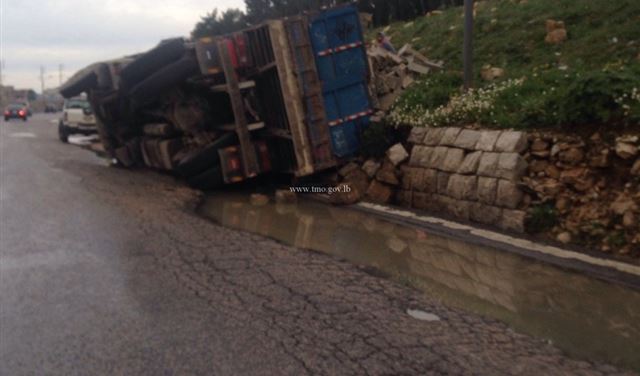 بالصورة: انقلاب شاحنة على طريق عام بعلشميه - عاليه بالصورة: انقلاب شاحنة على طريق عام بعلشميه - عاليه