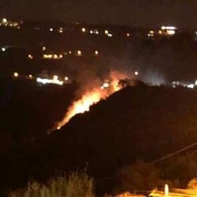 حريق كبير في واد بين حلبا وعدبل  اثر اطلاق مفرقعات نارية 
