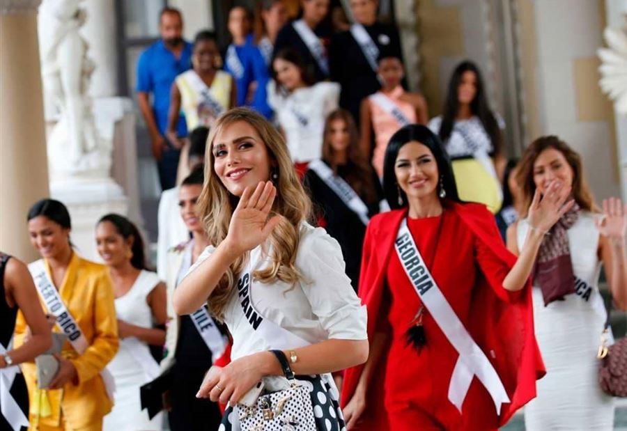 بالصور.. "رجل" ينافس حسناوات العالم على لقب ملكة جمال الكون