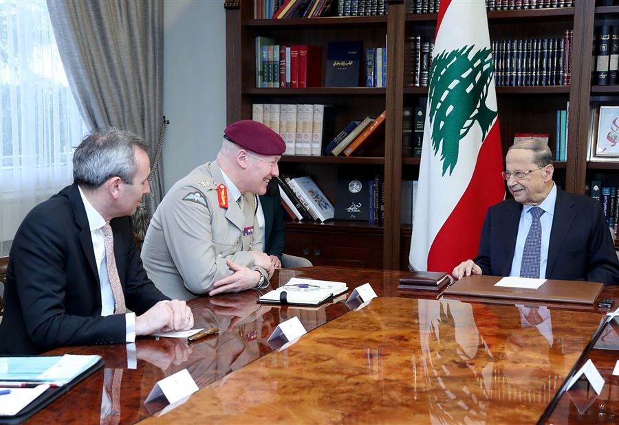 عون: "الأزمة" في لبنان موضع معالجة