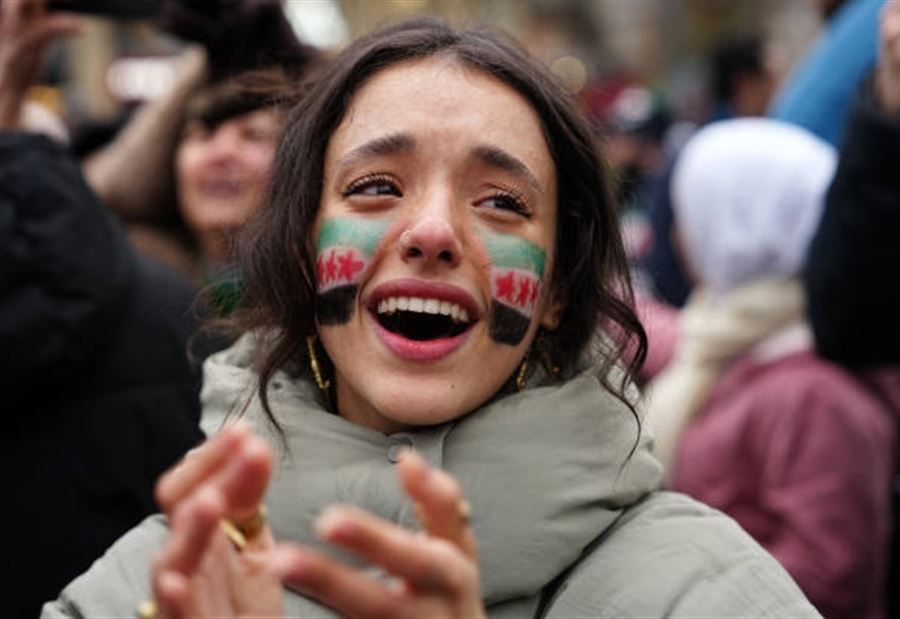 المرأة السورية "ترفع صوتها"... مظاهرة في ساحة الأمويين تدعو إلى دولة مدنية!