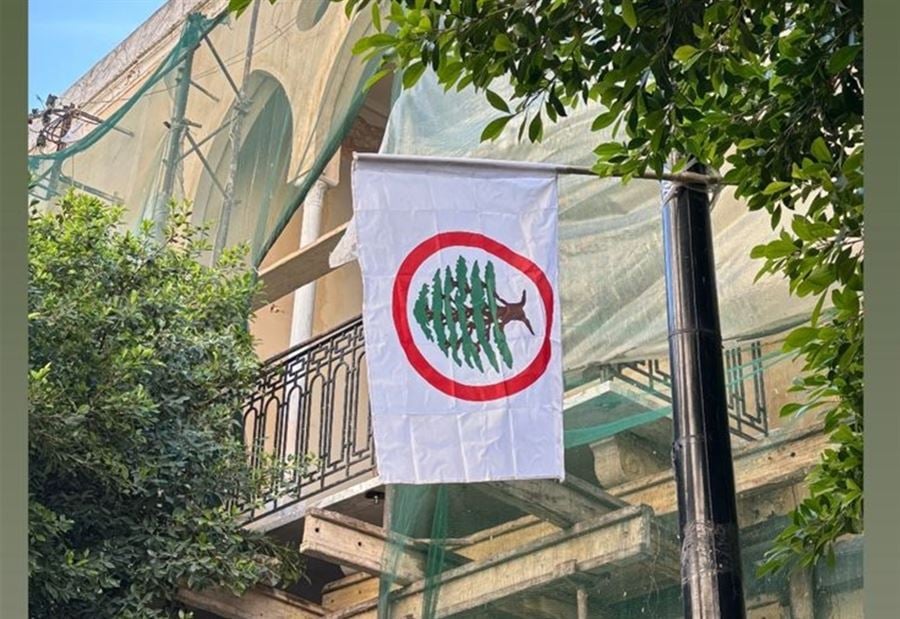 عَلَمْ "القوّات" على حساب أحد الدبلوماسيين المرافقين لماكرون! (صورة)