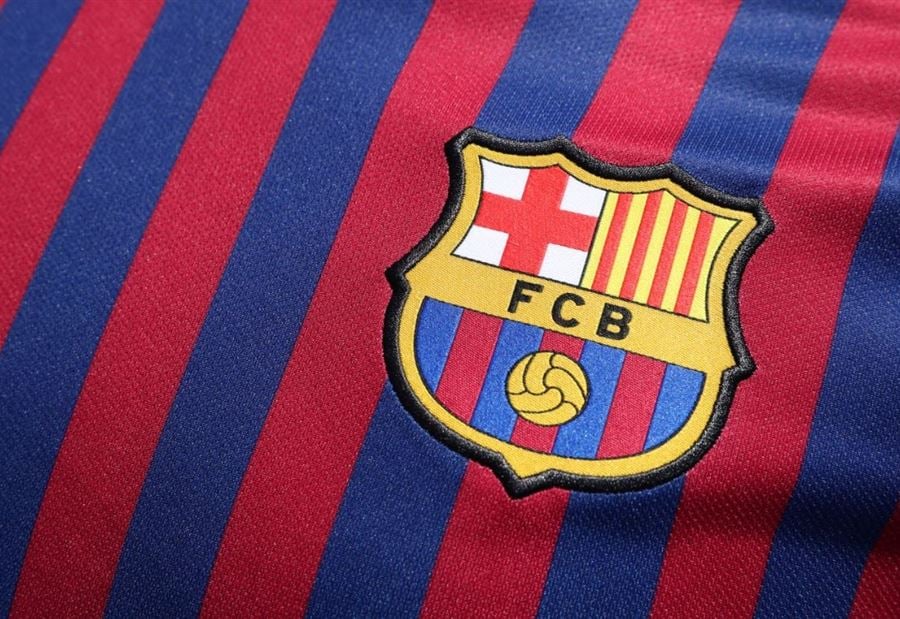 برشلونة يلغي إسم لاعب شهير من قائمة أساطير النادي الرسمية!