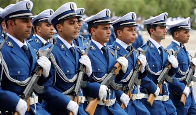 الجزائر تمهل مسؤوليها 6 أشهر ليتخلوا عن جنسياتهم الأجنبية