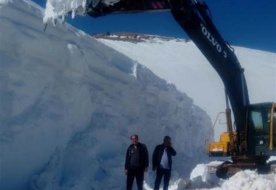 فتح الطريق المؤدية إلى بلدة طفيل المقفلة بالثلوج