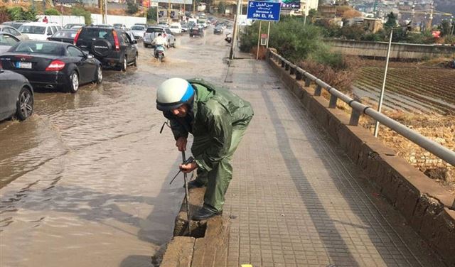 بالصور.. عناصر قوى الامن تفتح أقنية المياه!
