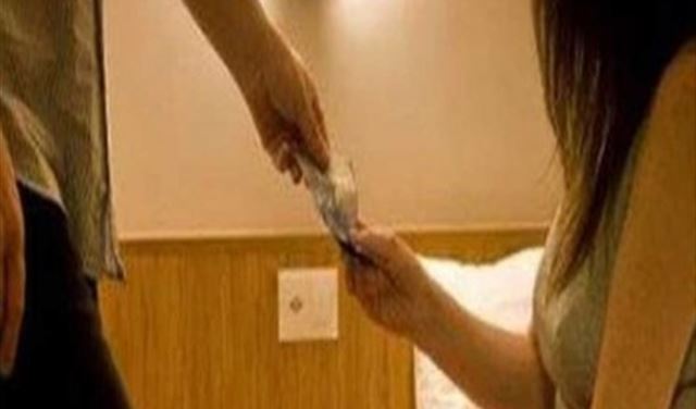 تعمل كراقصة في أحد المطاعم وتمارس الدعارة ليلاً