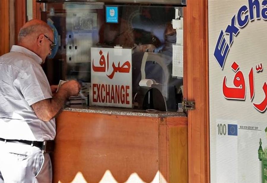سعر الدولار اليوم... الصرافون يشترونه ولا يبيعونه