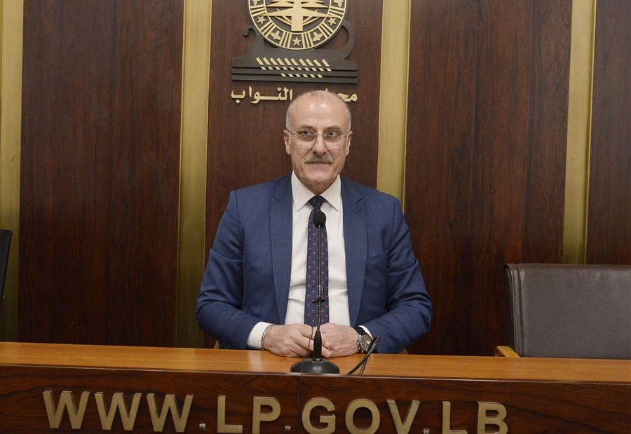 "فليتفضّلوا"... عبد الله "يأسف" لاستخدام  الناس كـ"متاريس"