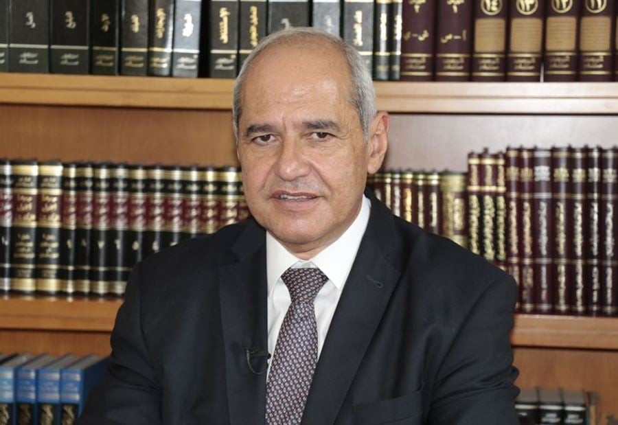 خلف يتساءل: هل يُعقل؟