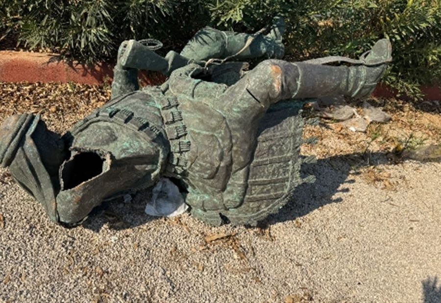 "عدة سيناريوهات"... ما هي الرسالة وراء تحطيم تمثال الأمير مجيد أرسلان؟ (فيديو) "عدة سيناريوهات"... ما هي الرسالة وراء تحطيم تمثال الأمير مجيد أرسلان؟ (فيديو)