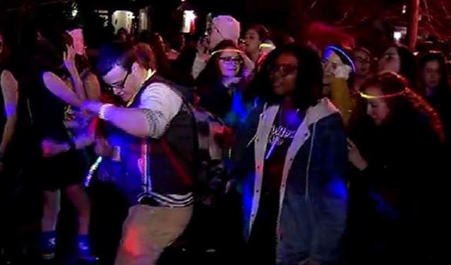 مثليو الجنس يحتجون أمام منزل نائب ترامب مثليو الجنس يحتجون أمام منزل نائب ترامب