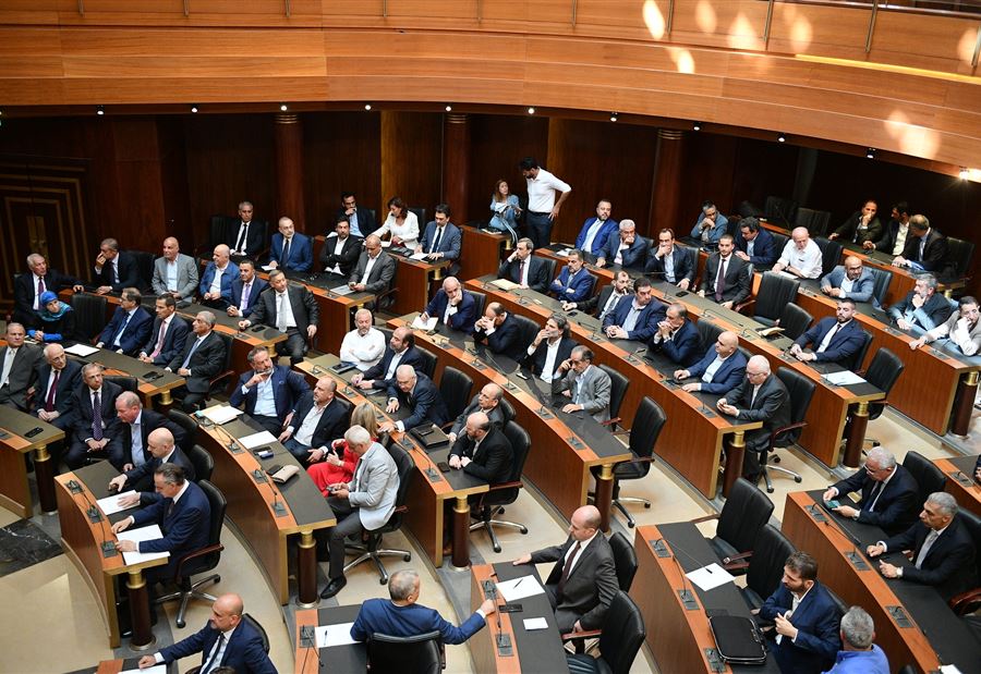 نائبٌ بـ "يشتغل من راسو"