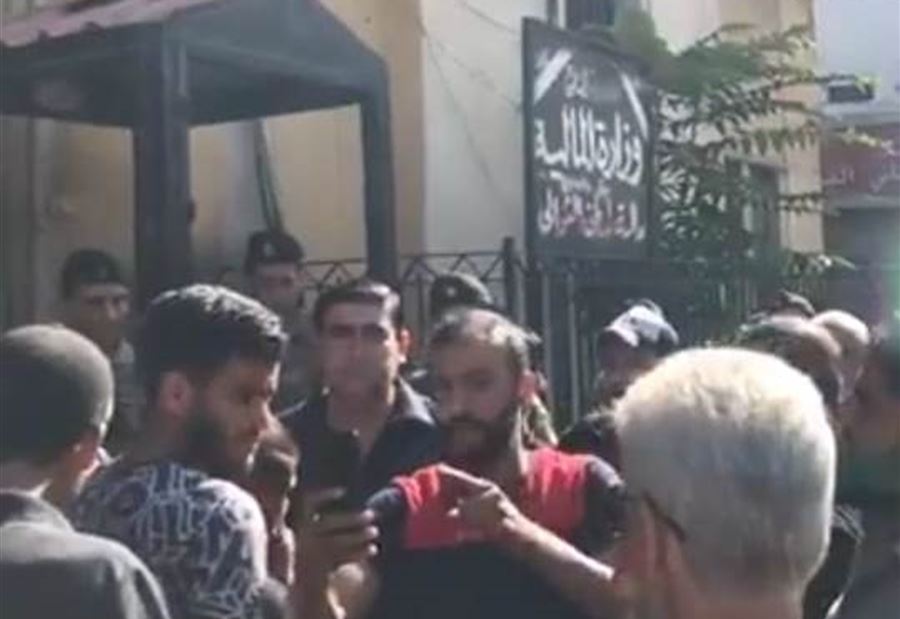 محتجون يقتحمون "مالية" طرابلس  محتجون يقتحمون "مالية" طرابلس