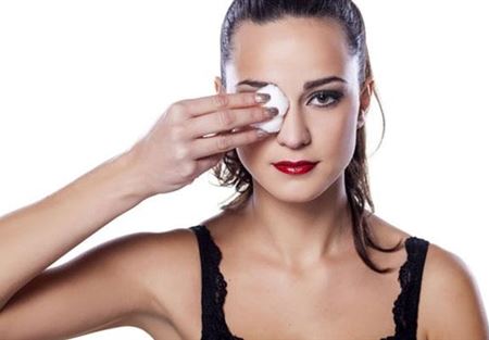 هل المناديل المزيلة للماكياج تضر ببشرتك؟