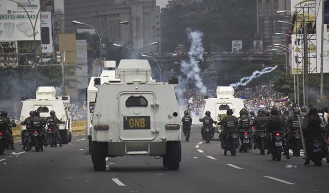 المعارضة الفنزويلية تتهم مادورو بالتحايل على الدستور