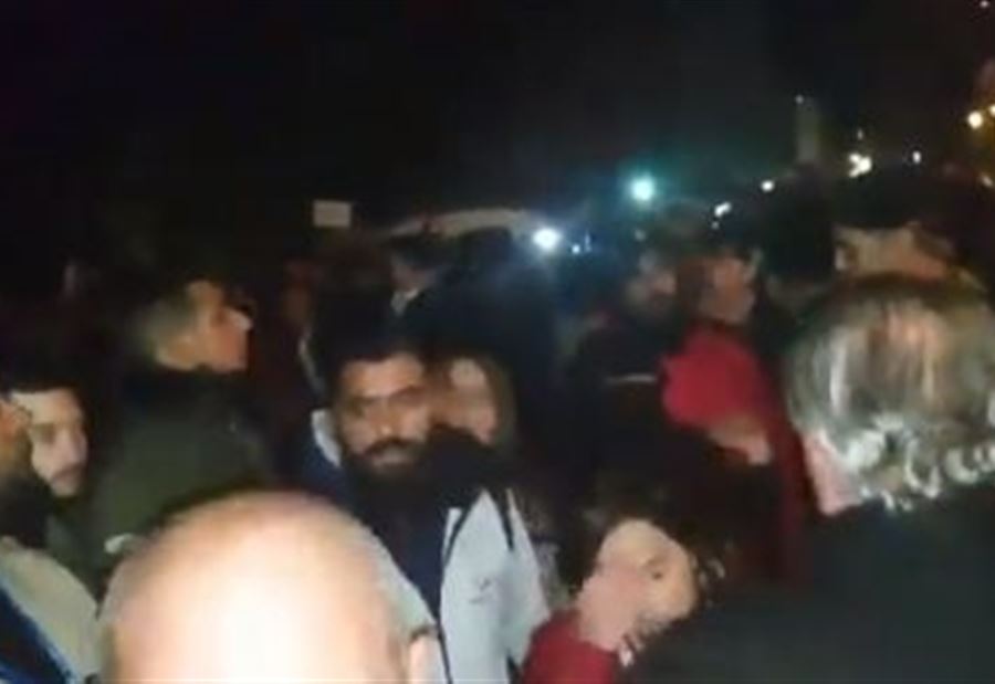 بالفيديو: تظاهرة أمام منزل جهاد الصمد.. والأخير يصدر بيانًا  بالفيديو: تظاهرة أمام منزل جهاد الصمد.. والأخير يصدر بيانًا