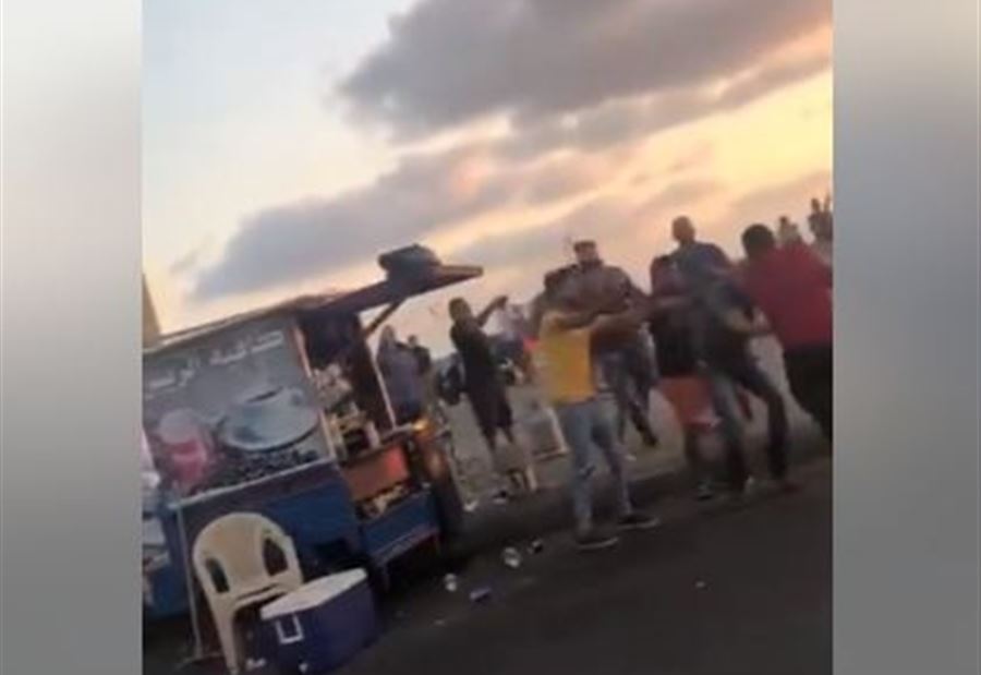 بالفيديو: تضارب بسبب عربة لبيع القهوة بالفيديو: تضارب بسبب عربة لبيع القهوة