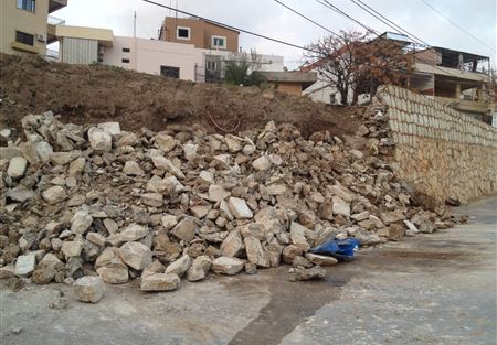 انهيار حائط دعم حديقة في  صور