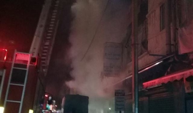 بالصور.. حريق ضخم داخل صالة لعرض المفروشات  بالصور.. حريق ضخم داخل صالة لعرض المفروشات