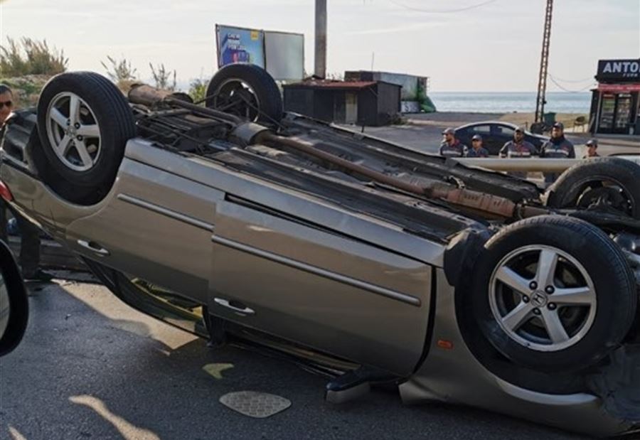 بالصورة: انقلاب سيارة  على اوتوستراد جل الديب