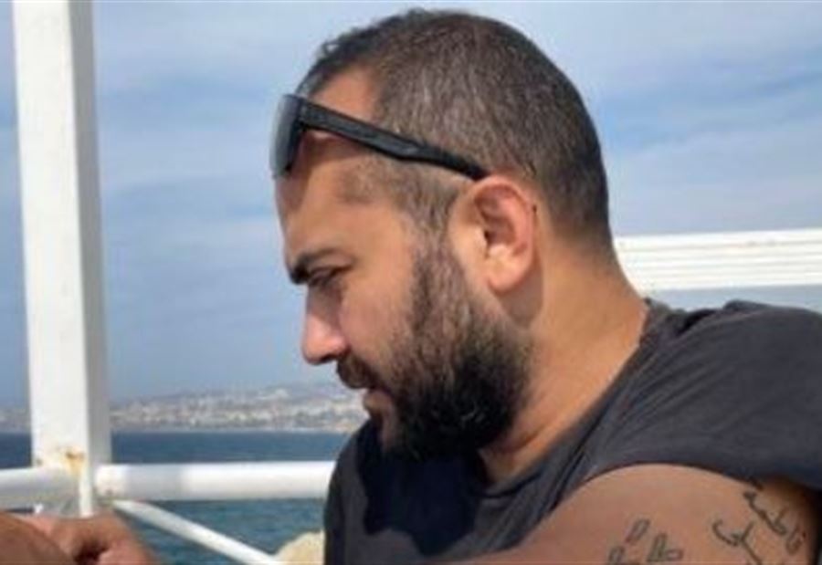"مشهد مؤثر"... لحظة وصول جثمان عصام عبدالله إلى منزل عائلته (فيديو)