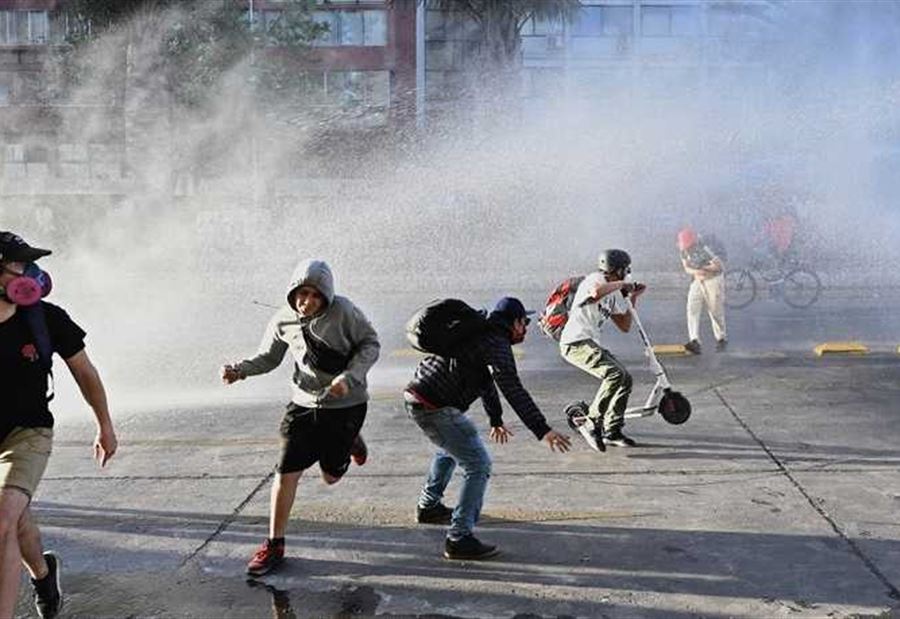 مواجهاتٌ بين الشرطة ومحتجين في تشيلي مواجهاتٌ بين الشرطة ومحتجين في تشيلي