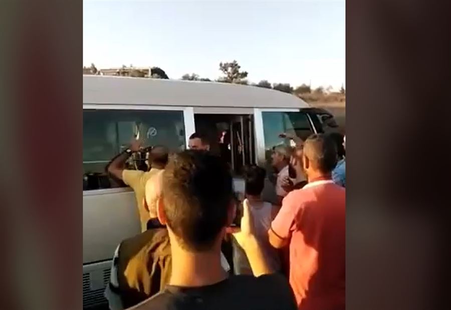 إنزال عناصر الجيش من الحافلات ومنعهم من الالتحاق بعملهم (فيديو) 