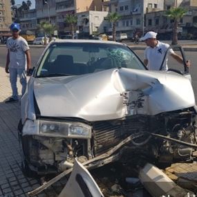 في صيدا.. سيارة تقتلع عامودا للكهرباء واصابة سائقها بجروح!