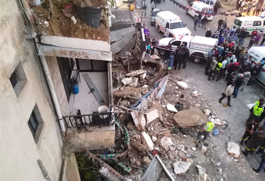 بالفيديو: سقوط 3 شرفات من مبنى سكني في الحوش صور