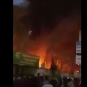 الخارجية العراقية "تأسف" لحرق القنصلية الإيرانية في البصرة