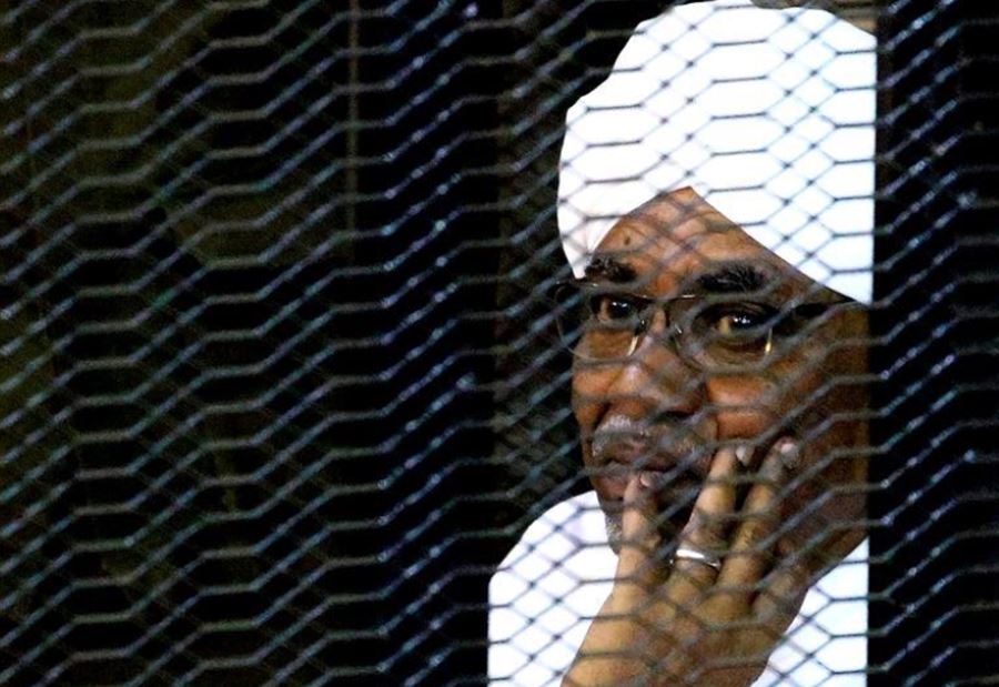 البشير يُمثل  أمام المحكمة بتهمة تنفيذ الانقلاب