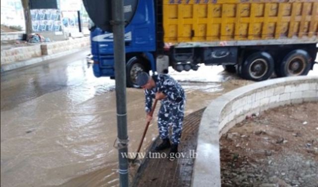 بالصورة: عنصر مفرزة سير يعمل على معالجة تجمّع مياه بالصورة: عنصر مفرزة سير يعمل على معالجة تجمّع مياه