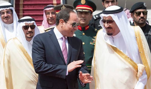 السيسي يصل الرياض.. والملك سلمان يستقبله في المطار