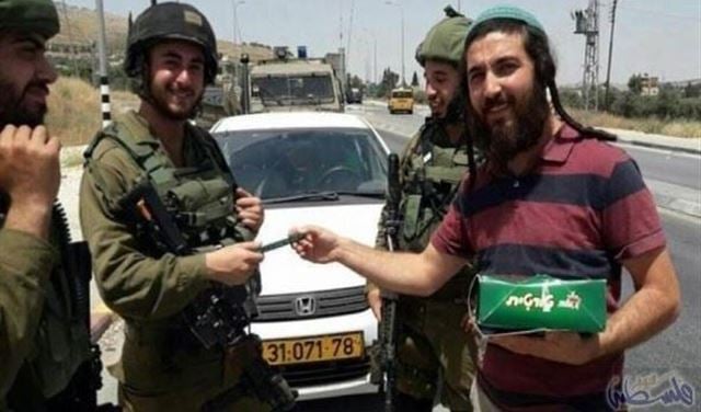 مستوطنون يوزعون الحلوى ابتهاجا بقتل شاب فلسطيني