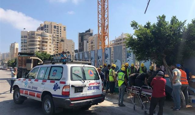 جريح جراء سقوط عمود للإنارة في الجناح