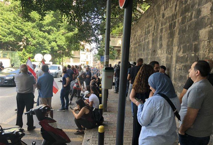 وقفة احتجاجية امام مبنى وزارة الخارجية