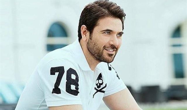صور أحمد عز بعد عملية التجميل وقصة شعر جديدة.. 
