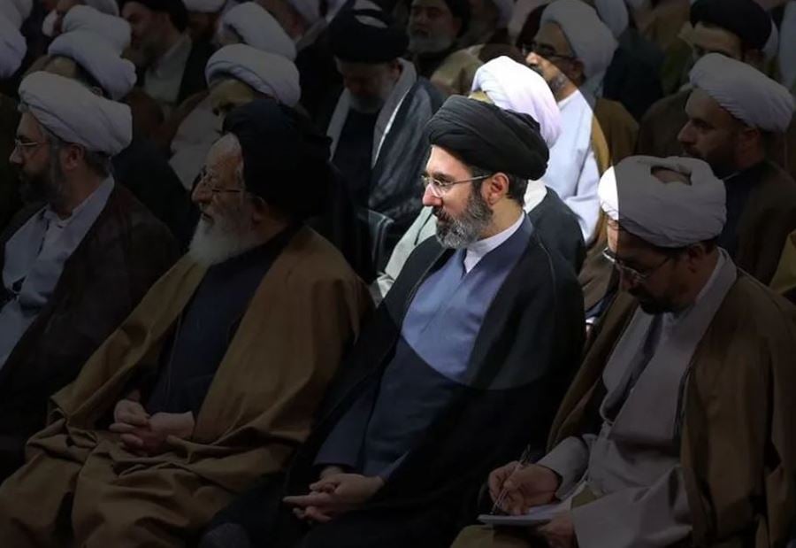 بعد مقتل رئيسي... الأضواء تُسلط على نجل خامنئي!